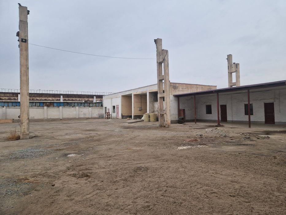Qarshi shahrida 16 sotixlik sanoat binosi sotiladi