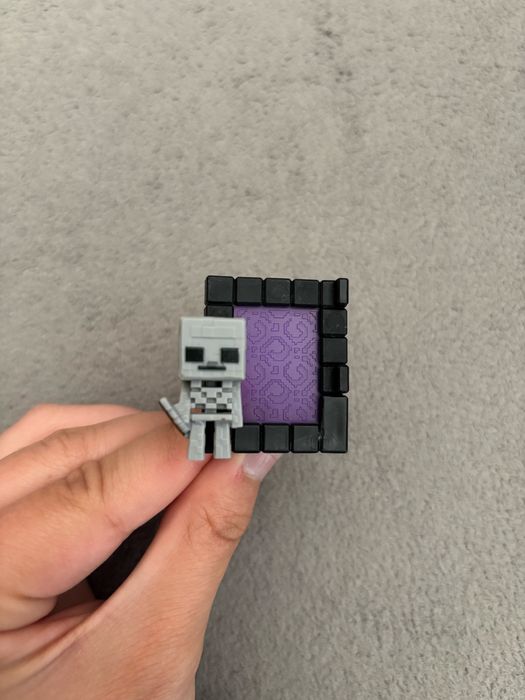 Kinder joy играчки Minecraft златно кубче и Stranger things