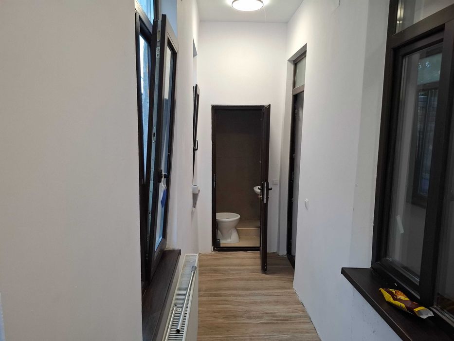 Ofer spre închiriere două apartamente situate într-o curte privată, în municipiul Brăila, zona Unirii.