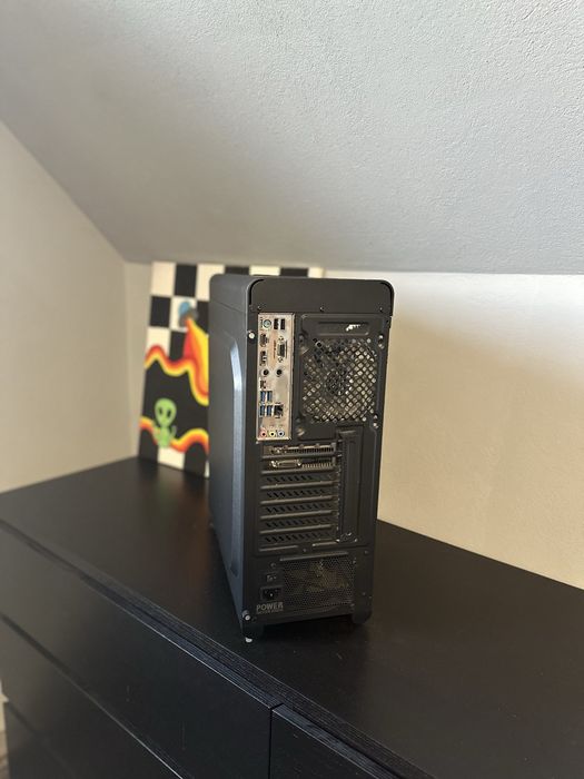 PC desktop de vânzare cu monitor și tastatură