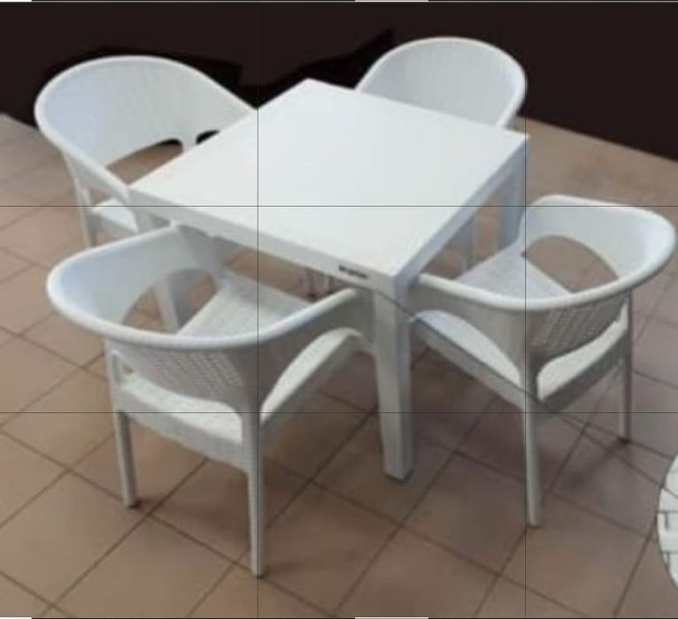 Masa cu 4 scaune