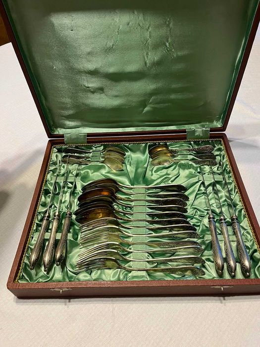 Set tacâmuri argintate, 24 piese, complet, în cutie originală