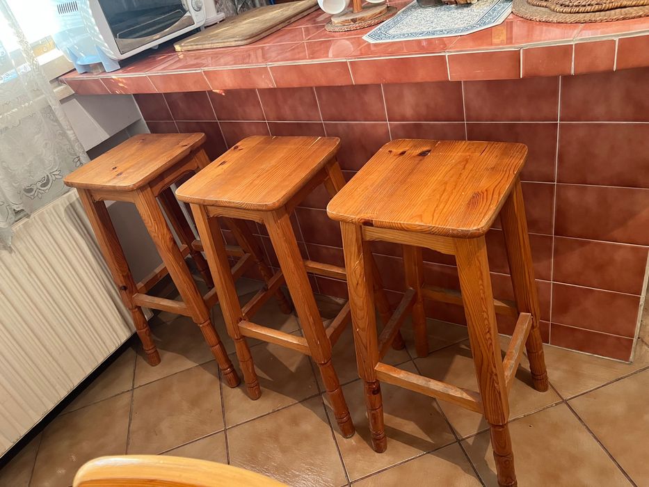 Продавам спешно кухненски буфет, маса с 4 стола, окачени шкафове, 3 бар стола скрин, всичко от истинско дърво
