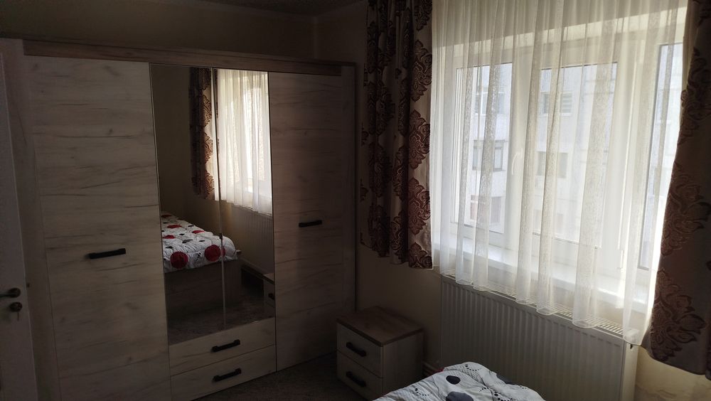 Închiriez apartament 3 camere