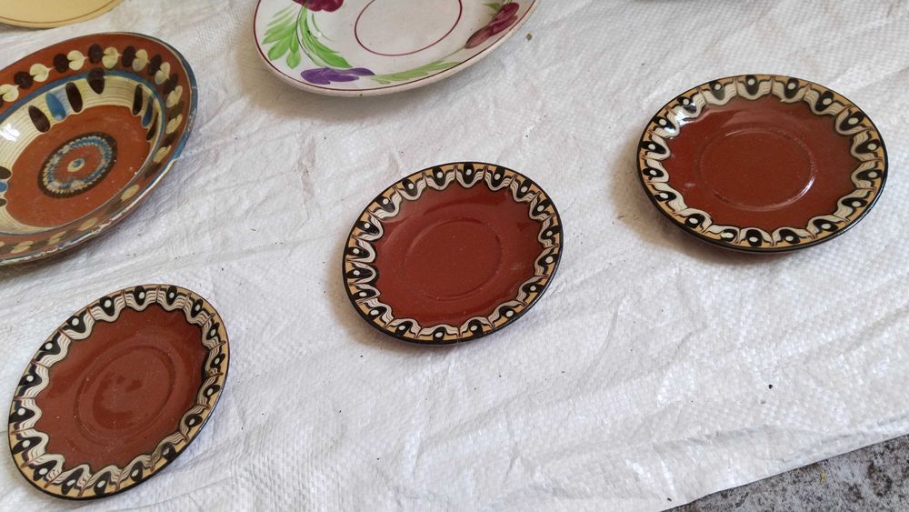 Стари глинени рисувани чинии