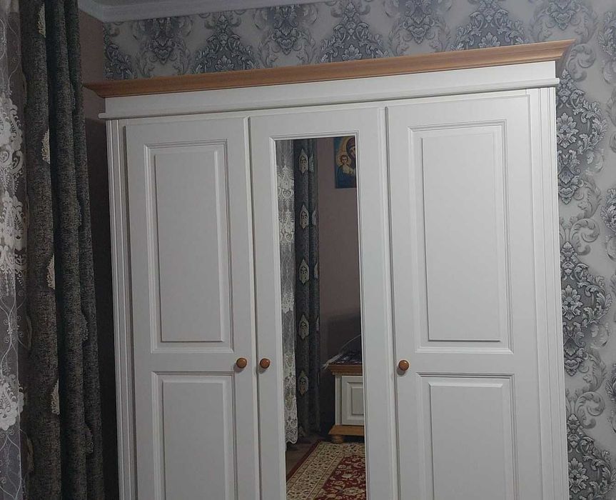 Dulap din lemn masiv cu oglinda Seby, 3 usi + 2 sertare, alb+miere