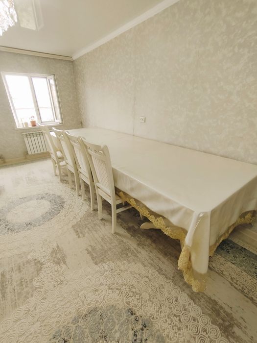 Продам большой стол со стульями