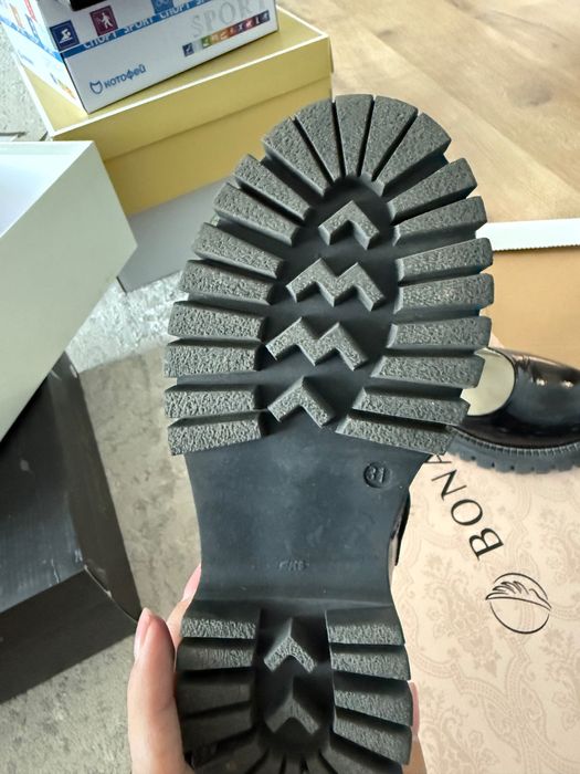 Продам туфли на девочку 31 размер