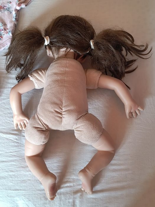 Реалистична кукла с меко тяло и силиконови ,меки крайници и глава.
Раз