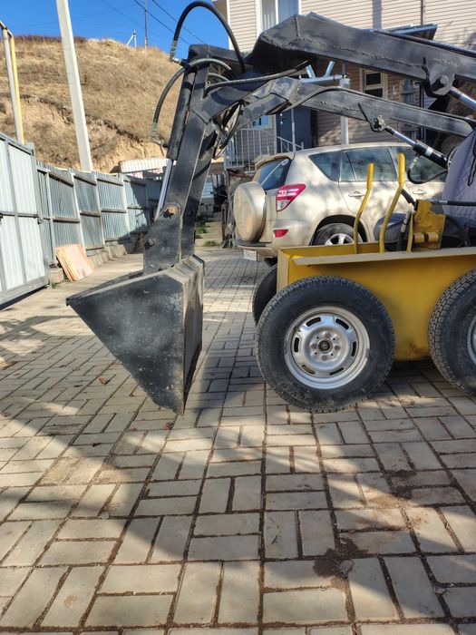 Бортповоротный мини погрузчик.