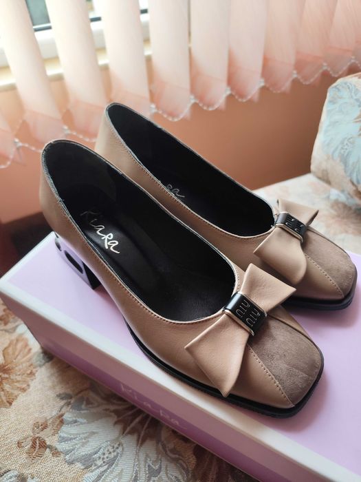 Чисто нови, много красиви бежови обувки.