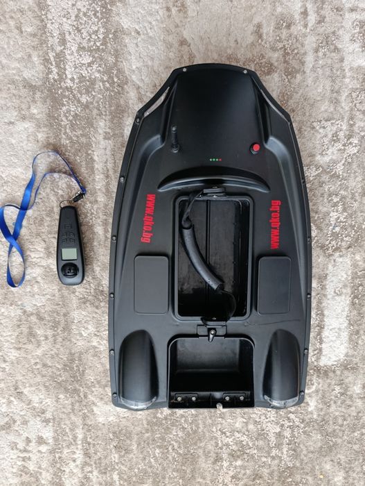 Лодка за захранка Kaтамаран V888 GPS 40 Точки