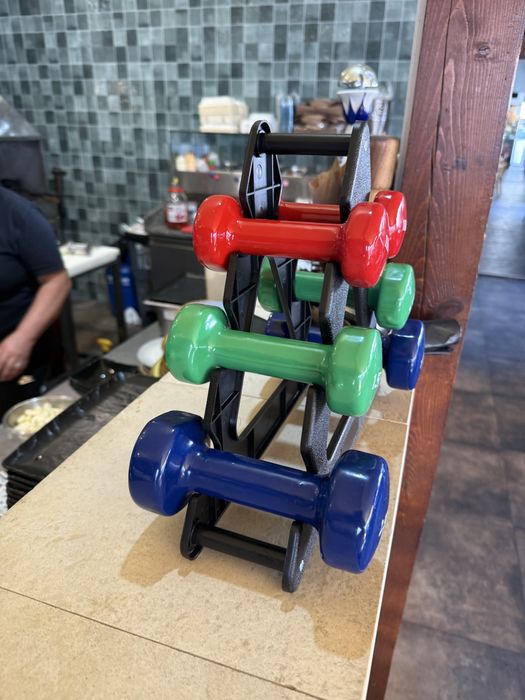 Set gantere+Suport 2x2,5 kg+2x1,5 kg+2x1 kg pret 150 lei