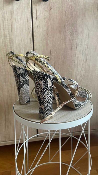 Sandale superbe STEFANEL, model deosebit, marime 39, piele, stare f buna