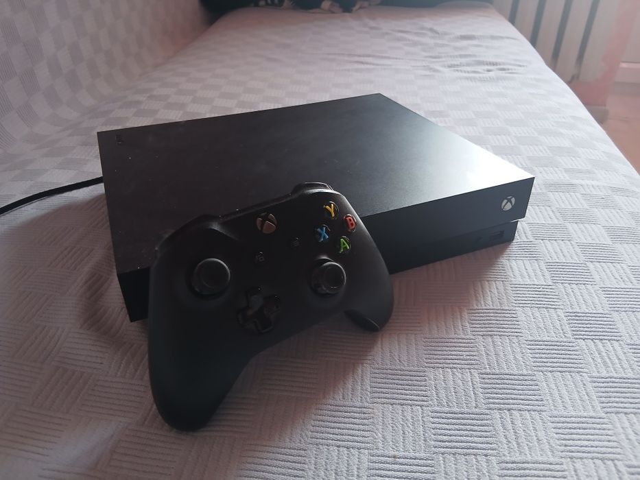 Xbox One X 1tb идеал состояние