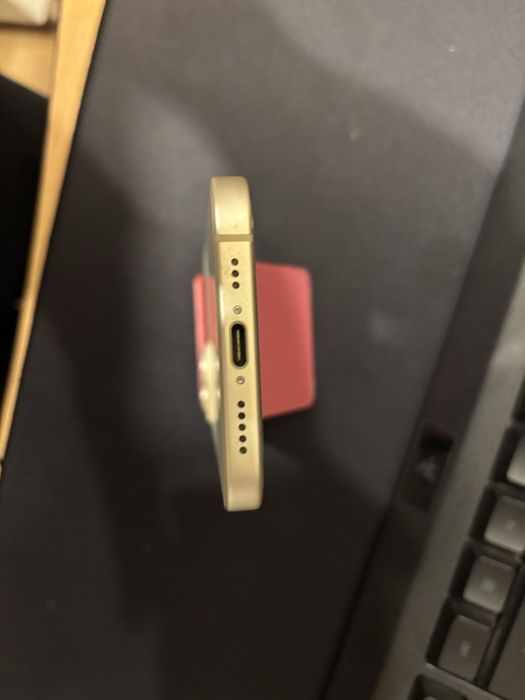 Vand Iphone 15 128 GB Yellow impecabil