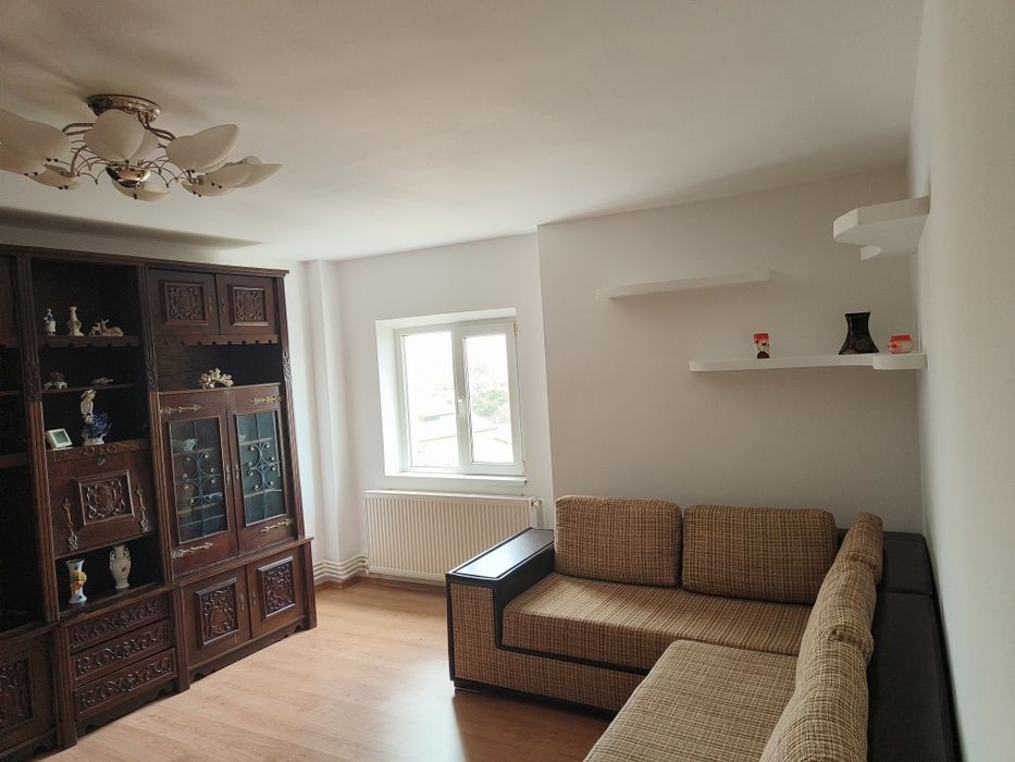 Vând  apartament cu trei camere