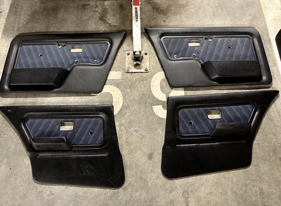 Fete usi BMW E30 ursulet Neon Blau