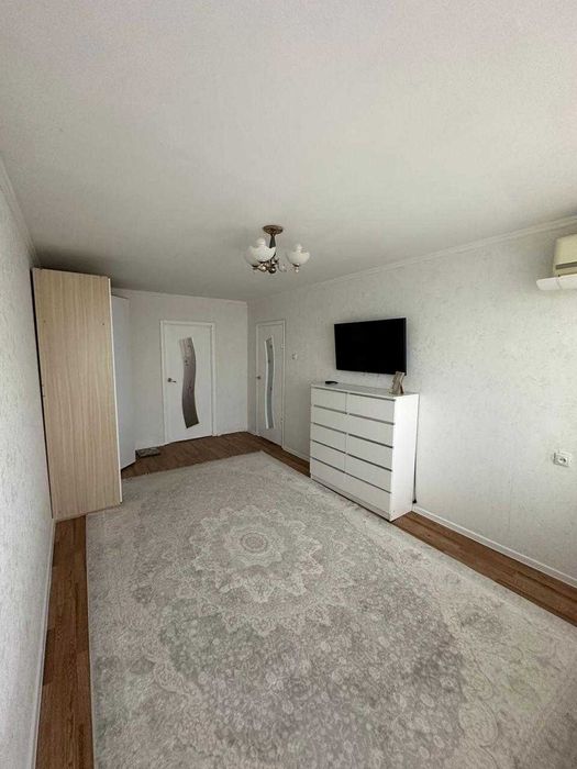 продается 2 ком квартира район Школьник