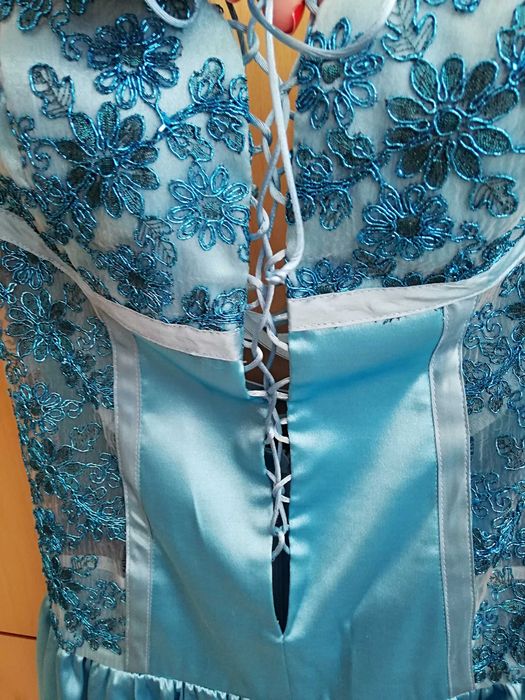 Чисто нова бална рокля