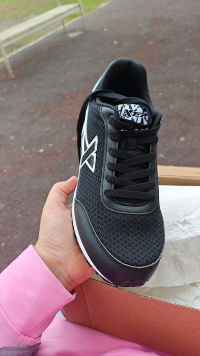 Продам новые кроссовки