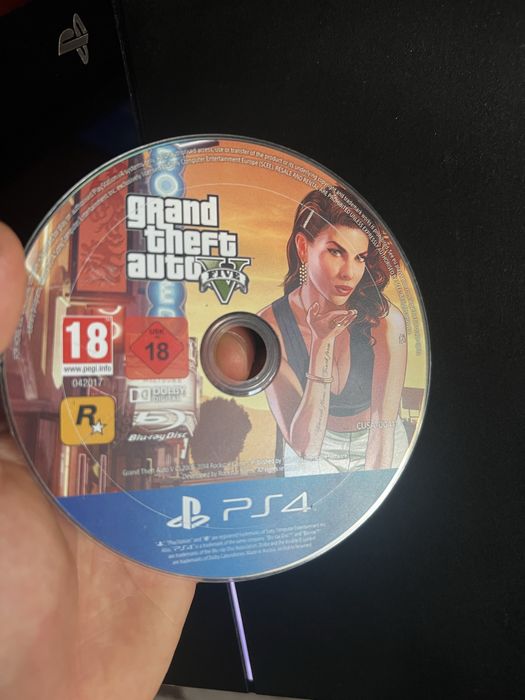 Consolă PlayStation 4 (PS4) + Joc GTA 5 original + Toate cablurile