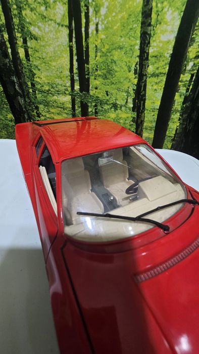 Ferrari Testarossa 1:18 Burago Italia
parbriz zgâriat puțin,