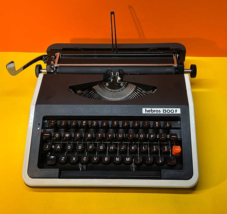Чисто нова Пишеща Машина Хеброс 1300 F клавиатура Латиница  Обслужeна