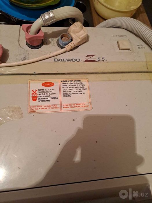 Стиральная машинка Daewoo с вертикальной загрузкой.