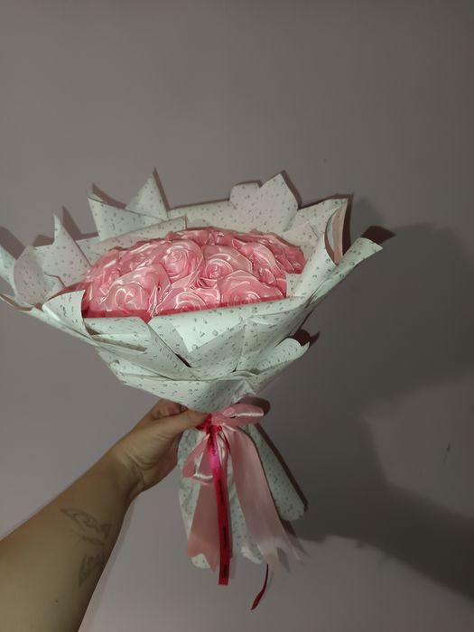 Букети от сатенени рози