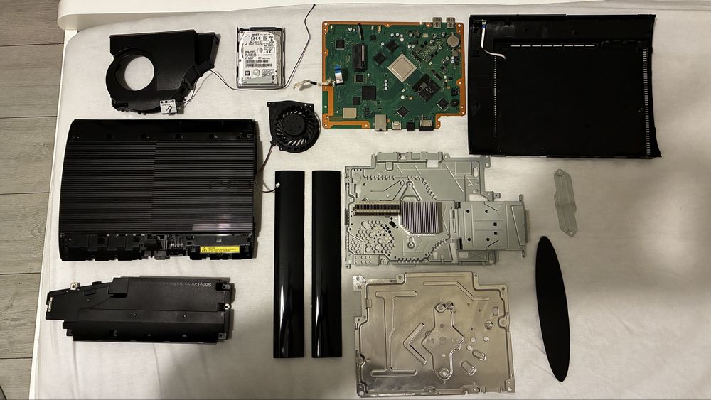 Play Station 3 SuperSlim 500GB Curatat si Modat + 2 controllere