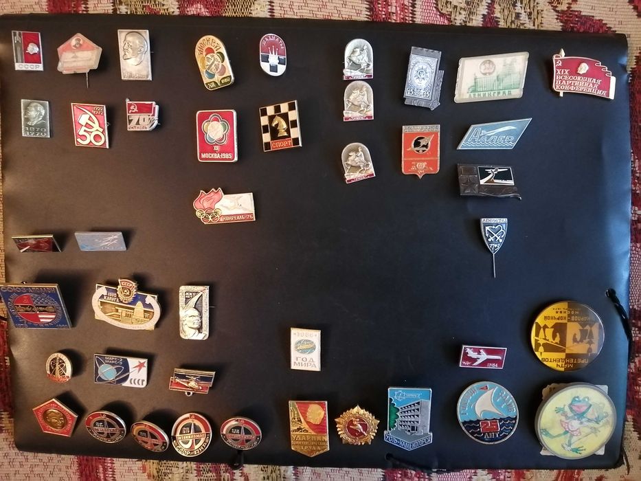 Продам значки разные