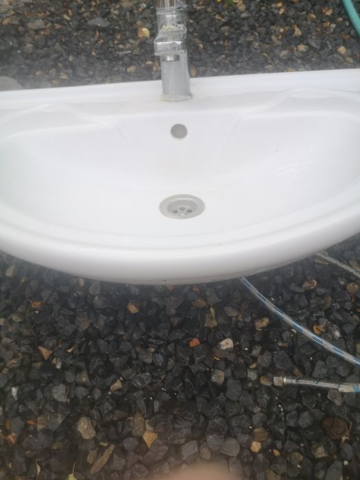 Раковину в хорошем состоянии с зеркалом, с тумбой. 25 тыс.тенге.