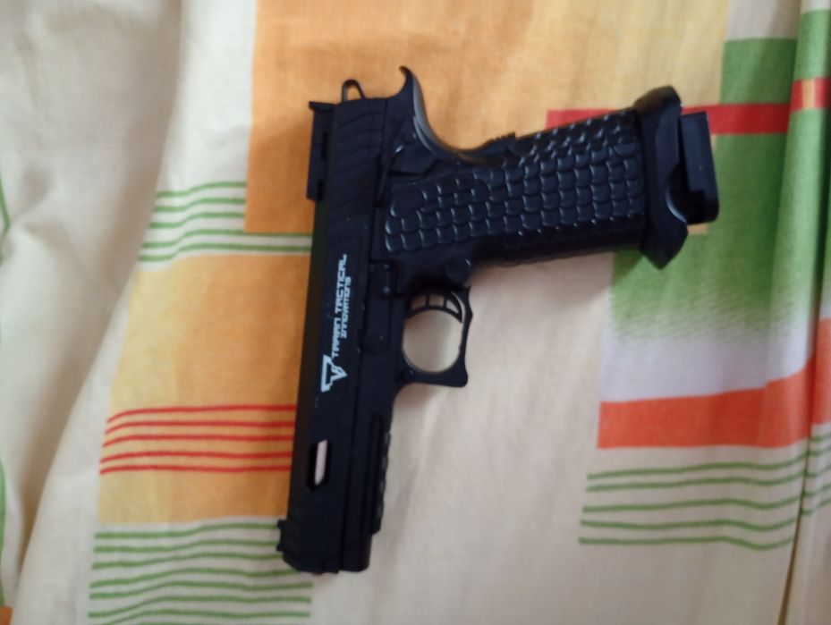 Vând replică pistol plastic și metal