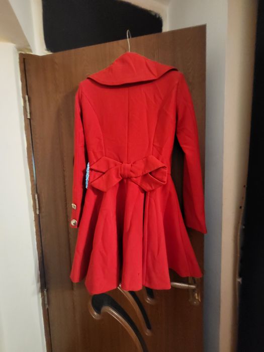 Pardesiu culoare roșie în stil cloș cu funda mare la spate cu