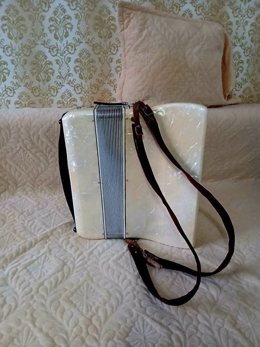 Vând acordeon Scandalli 80 de basi