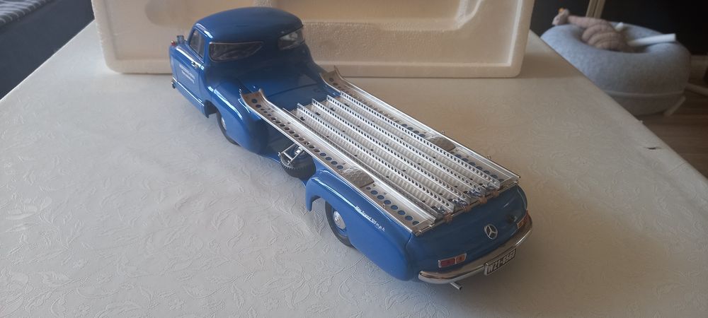 CMC Mercedes Benz  Renntransporter 1:18