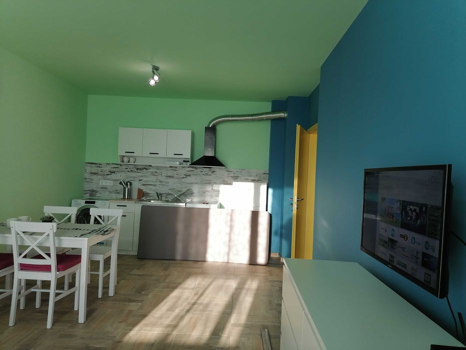 Дава се под наем Двустаен апартамент в к.к. Св.Св. Константин и Елена - 60 кв.м за 700 € - Снимка #1