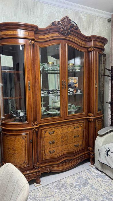 Klassik mebel to‘plami — shkaf, komod, servant va tumbochkalar