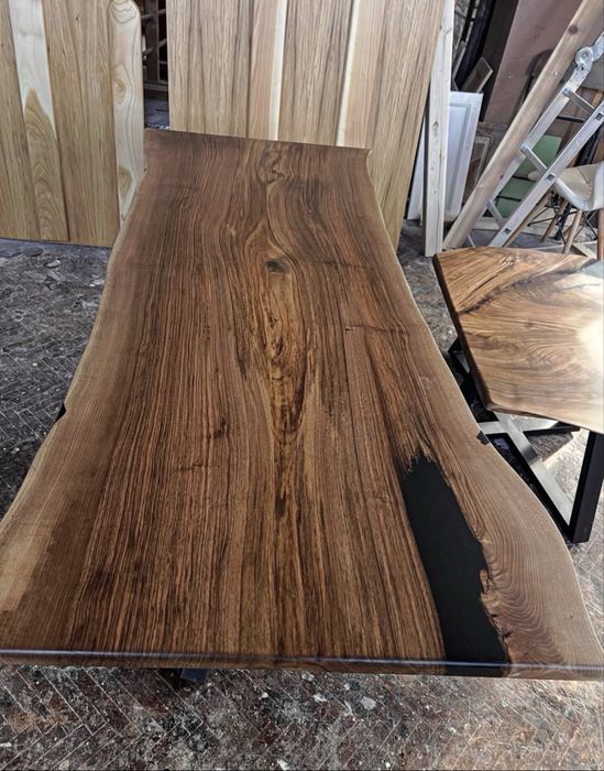 Трапезна и холна маса от цял орех и черна епоксидна смола