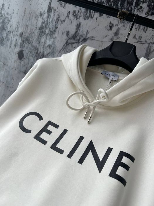 Суичър в бяло и черно