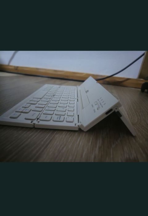 Tastatura masu căști reductor plus încă  o tastatura tot ce se vede
