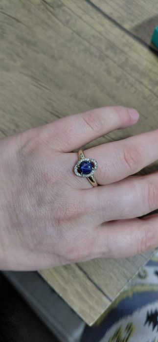 Тилла узук сотилади. С бриллиантами и сапфиром