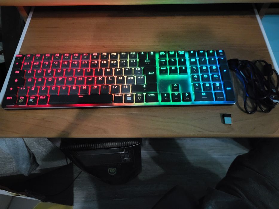 Tastatura de gaming wireless RGB (NOU)