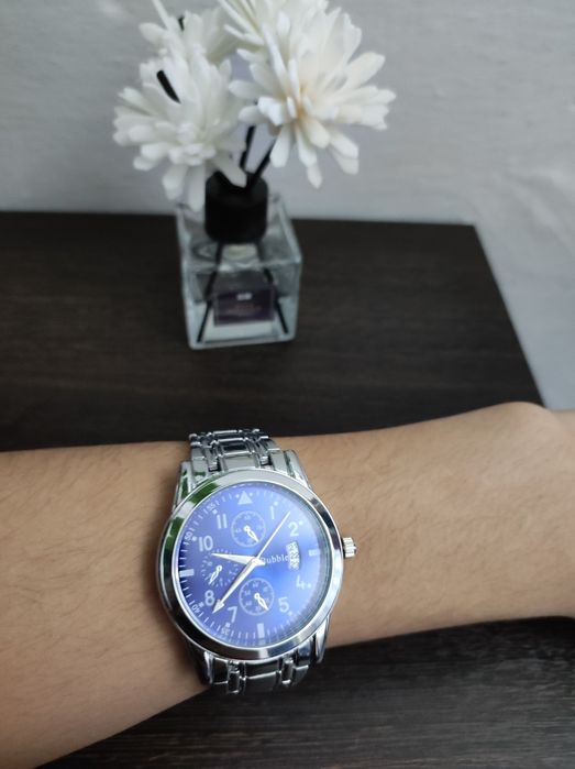 Часы с синим циферблатом