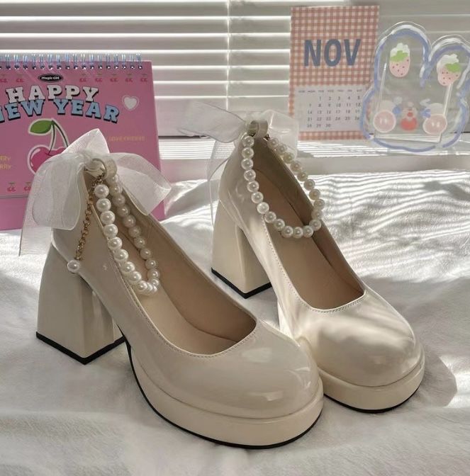 Продам туфли белые