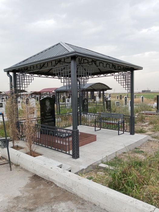 Памятники из чёрного гранита и местный мрамора