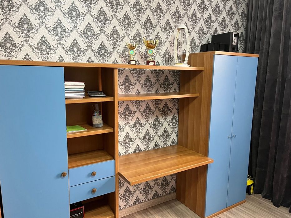 Продам стенки с полками