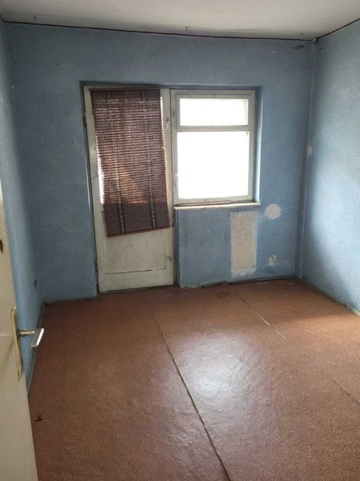 Proprietar vând apartament cu trei camere decomandat