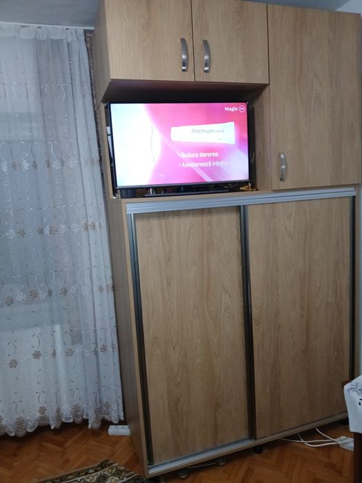 Vând dulap cu uși culisante